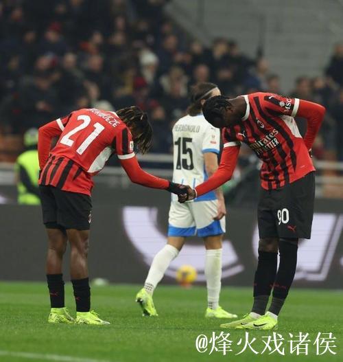 小将双响媲美传奇，拉比奥特失误断送胜利，AC米兰2-2战平萨索洛
